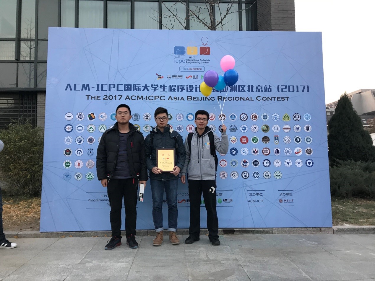 ICPC北京站参赛队伍“二三三三”（左起李孟韬、王英艺、吴泽航）